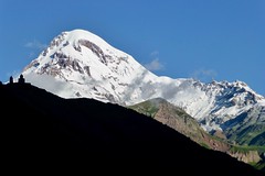 Trekkin Georgien. Kasbek, 5047 m, mit Gergeti-Kirche. Foto: Dr. Stephanie Geiger.
