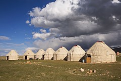 Jurtencamp in Kirgisien. Foto: Bruno Baumann.