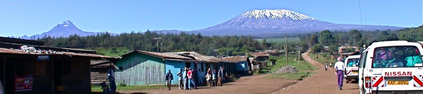 Trekking Mount Kenya und Kilimanjaro. Mawenzi und Kilimanjaro/Kibo von Norden/Kenja betrachtet. Foto: Archiv Härter.
