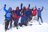 Gruppe von Top Mountain Tours auf dem Hauptgipfel des Elbrus, 5642 m. Foto: Günther Härter.