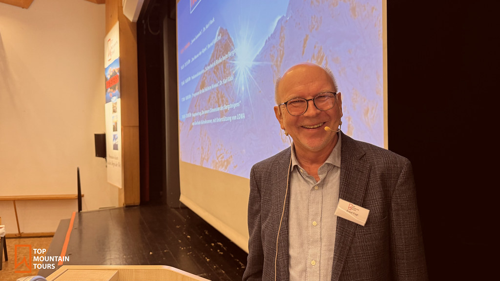 Moderator Ernst Vogt auf der Bühne