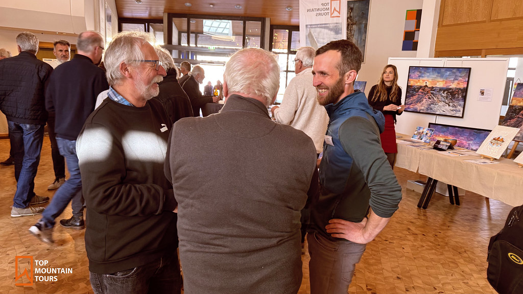 Persönliche Begegnungen im Foyer beim TAG DES BERGES