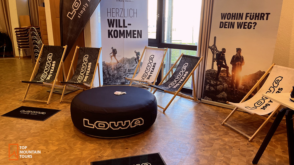 Lounge und Partnerstand von LOWA im Treffpunkt Bergwelt