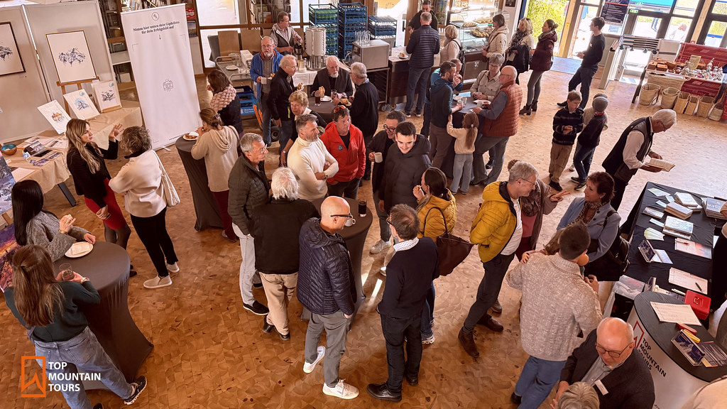 Gut besuchtes Foyer mit Bewirtung beim TAG DES BERGES