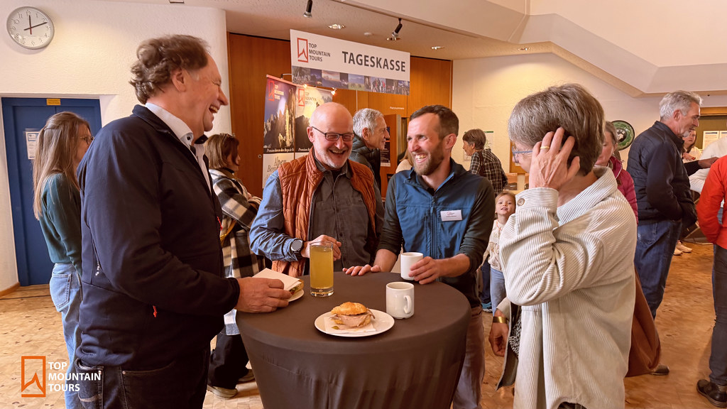 Pause mit Speisen und Getränken im Foyer