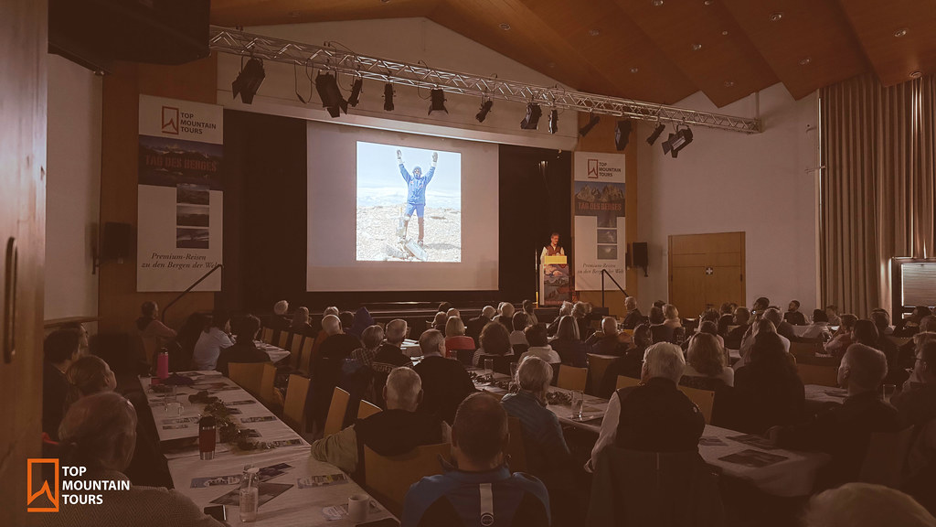 Vortrag im Saal mit Reiseeindrücken vom Gipfel