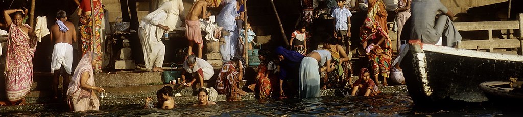 Indien Hindus bei ihren religiösen Waschungen am heiligen Fluss Ganges. Foto: Günther Härter.