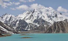 Smaragdgrüne Gletscherseen und gewaltige Berge im südlichen Pamir/Tadschikistan. Foto: Bruno Baumann.