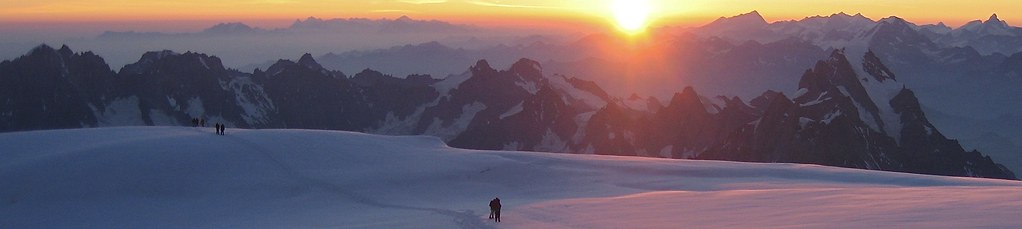 Sonnenaufgang bei der Längsüberschreitung des Montblanc, 4810 m, rechts der Sonne das Wallis mit Matterhorn (ganz rechts). Foto: Archiv Härter.