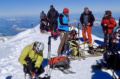Fertigmachen zur Skiabfahrt vom Gipfel des Montblanc, 4810 m. Foto: Günther Härter.