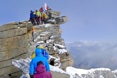 Skibesteigung Gran Paradiso, 4061 m, mit Bergführer. Die letzten Meter mit der Gipfel-Madonna. Foto: Günther Härter.
