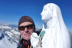Auf dem Gipfel des Gran Paradiso, 4061 m, mit Gipfelmadonna. Foto: Günther Härter.