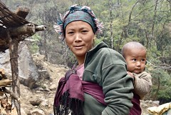 Trekking in Nepal zum Kanchendzönga. Junge Frau mit Kind. Foto: Dr. Franz Bundscherer.