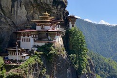 Kultur- und Wanderreise in Bhutan: Das Tigernestkloster bei Paro. Foto: Günther Härter.