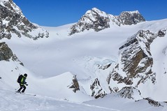 Haute Route mit Bergführer, Zwischenabfahrt bei der letzten Etappe nach Zermatt. Foto: Günther Härter.