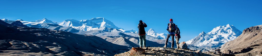 Tibet. Blick von Old Tingri,4300 m, auf den Himalaya mit Cho Oyu, 8201 m, links der Bildmitte. Foto: Archiv Härter.