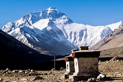 Lhasa-Kathmandu. Traumziel für Trekker und Bergsteiger: Anblick des Mount Everest, 8850 m, vom Kloster Rongbuk, 5000 m. . Foto: Klaus Koruschowitz.