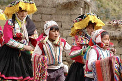 Peru Trekking Cordillera Vilcanota. Festlich gekleidete Andenbewohner. Foto: Archiv Härter.