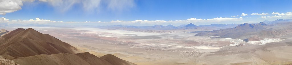 Blick vom Llullaillaco auf die Atacama. Foto: Archiv Top Mountain Tours.