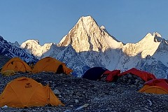 Camp auf Baltoro-Gletscher mit Gasherbrum 4. Foto: Archiv Härter.