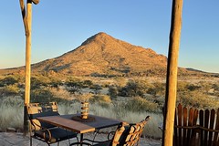 Der Khainaca, 1500 m, von der Terrasse der Hohenstein Lodge, Namibia. Foto: Günther Härter.