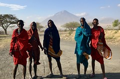 Einheimische Massai vor ihrem heiligen Berg, dem Wohnsitz des Gottes Engai. Foto: Helga Hengge.