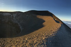 Am Kraterrand des Ol Doinyo Lengai, 2960 m. Foto: Helga Hengge.