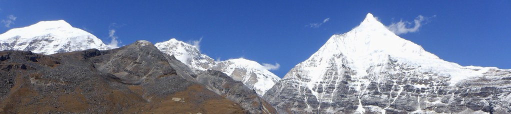 Snowman Trek in Bhutan, Chomolhari, 7326 m und der Jitchu Drake, 6990 m, beide Grenzberge zu Tibet. Foto: Günther Härter.