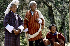 Bhutaner in ihrer traditionellen Tracht. Foto: Klaus Wanger.