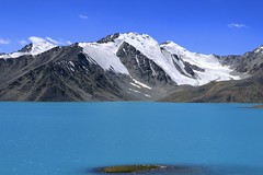 Lapisfarbene Hochgebirgsseen und gewaltige Berge im südlichen Pamir/Tadschikistan. Foto: Bruno Baumann.