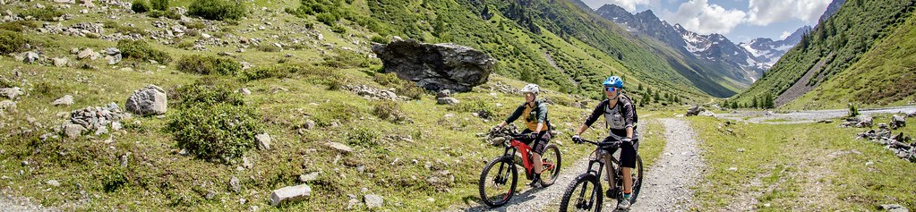 Per E-Bike durch traumhaft schöne Täler in der Silvretta.