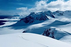 Skitouren in einsamer arktischer Landschaft auf Spitzbergen.