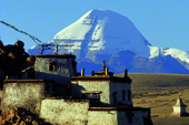 Tibet Kailash-Trekking. Das Kloster Chiu vor der majestätischen Kulisse der Südwand des Kailash. Foto: Bruno Baumann.