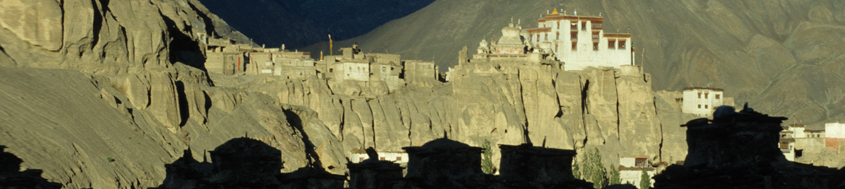 Indien, Trekking in Ladakh mit Nubra Valley. In die Gebirgswüste Ladakhs eingesprenkelt liegt das Kloster Lamayuru. Foto: Bruno Baumann. 