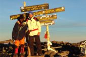Kilimanjaro-Trekking Uhuru-Peak, 5895 m. Foto: Archiv Härter. Kilimanjaro-Trekking Uhuru-Peak, 5895 m. Foto: Archiv Härter.