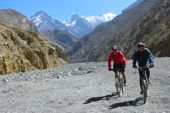 Nepal, Bike Rund um Annapurna. Im Kali Gandaki zwischen Annapurna und Dhaulagiri. Foto: Andreas Uffelmann.