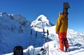Grundkurs Skitouren. Leichtes Skitourengelände für Einsteiger unterhalb der formschönen Alpspitze, 2628 m. Foto: Günther Härter.