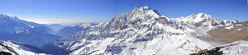 Dhaulagiri Circuit. Panorama vom Gipfel des Dhampus Peak, 6012 m. Ganz oben der Gipfel des Dhaulagiri 1, 8167 m, rechts das Hidden Valley mit French Col und Dhampus Pass, links das tiefeingeschnittenen Khali Gandaki. Foto: Günter Burmester.