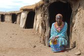 Massai-Frau am Eingang zu ihrer Hütte in einem typischen Massai-Dorf. Foto: Günther Härter.