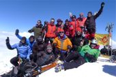 Kaukasus, Elbrus-Besteigung. Gruppe TOP MOUNTAIN TOURS auf dem Hauptgipfel, 5642 m. Foto: Günther Härter.