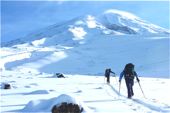 Ararat, 5165 m, mit Ski. Aufbruch vom Basislager, 3000 m. Foto: Günther Härter.