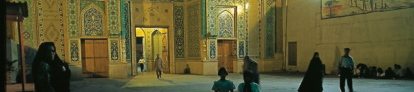 Iran-Reise Kultur: Schah-Mausoleum in Shiraz, dem „Garten des Iran“. Foto: Sigi Hupfauer.