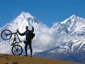 Nepal, MTB-Runde um Annapurna. Am Thorong-Pass, 5416 m, mit Dhaulagiri, 8167 m. Foto: Andreas Uffelmann.