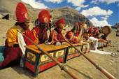 Indien, Trekking in Ladakh mit Nubra Valley. Traditionelle Zeremonie der Lamas. Foto: Bruno Baumann. 
