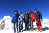 Teilnehmer einer Top Mountain Tours Gruppe auf dem Gipfel des Saribung Peak, 6346 m. Foto: Christine Theodorovics.