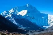 Biketour Lhasa-Kathmandu. Traumziel für Mountainbiker: Anblick des Mount Everest, 8850 m, vom Kloster Rongbuk, 5000 m.