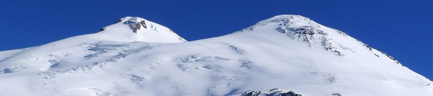 Kaukasus, Elbrus-Besteigung mit Ski. Links der Westgipfel (Hauptgipfel), 5642 m, rechts der Ostgipfel, 5621 m. Foto: Günther Härter.