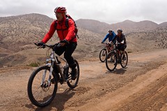 Bikerunde um den Jebel Toubkal, 4167 m, im Hohen Atlas 
Anschließende Besteigung des höchsten Berges Nordafrikas mit Ski/zu Fuß
Königstadt Marrakech - Suqs und Djamaa el Fna